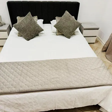 Stylish 3-bedroom Flat In