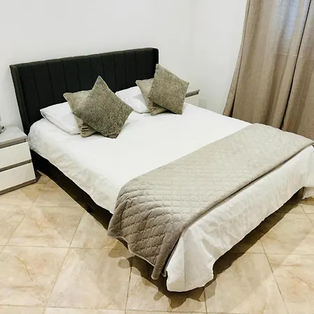 Stylish 3-bedroom Flat In