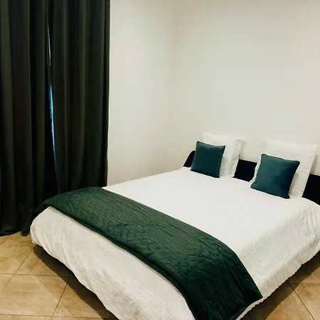 Stylish 3-bedroom Flat In