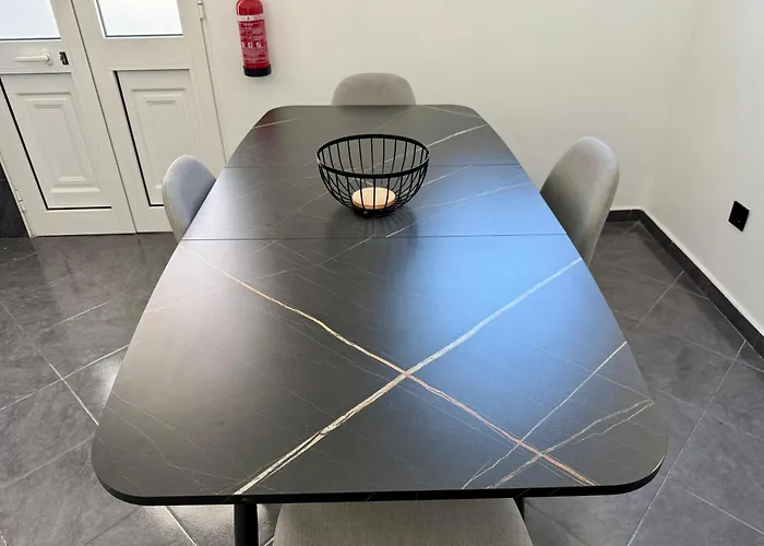 Stylish 3-bedroom Flat In アパート