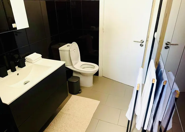 Stylish 3-bedroom Flat In アパート