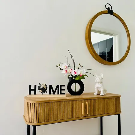 Stylish 3-bedroom Flat In Apartman *