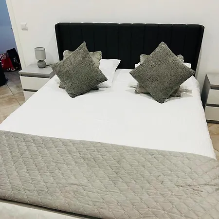 Stylish 3-bedroom Flat In Apartman