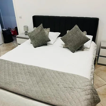 Stylish 3-bedroom Flat In Apartman *