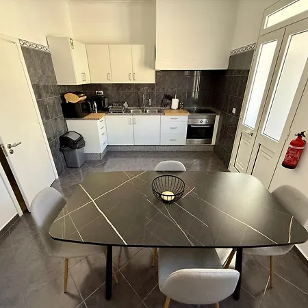 Stylish 3-bedroom Flat In * Funchal