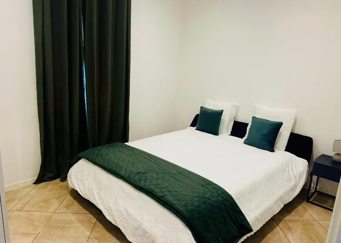 Stylish 3-bedroom Flat In