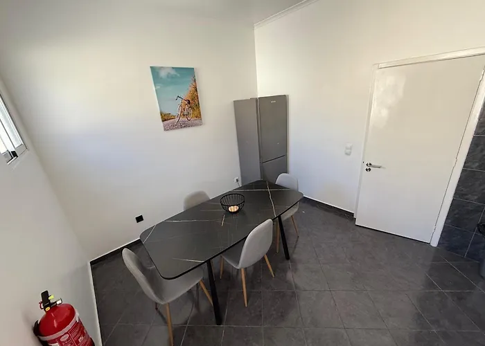 Stylish 3-bedroom Flat In Appartamento