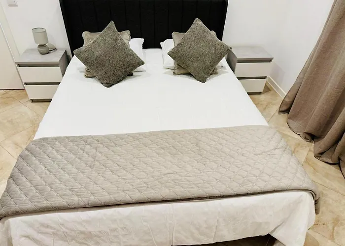 Stylish 3-bedroom Flat In