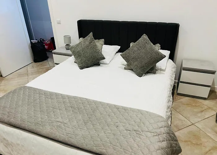 Stylish 3-bedroom Flat In Apartamento *