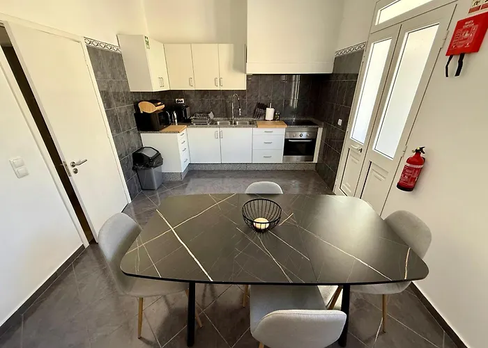 Stylish 3-bedroom Flat In * 丰沙尔